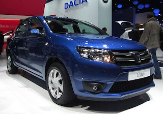Une Dacia Logan bleue