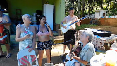 cantando Alexandra e na guitarra Rafael