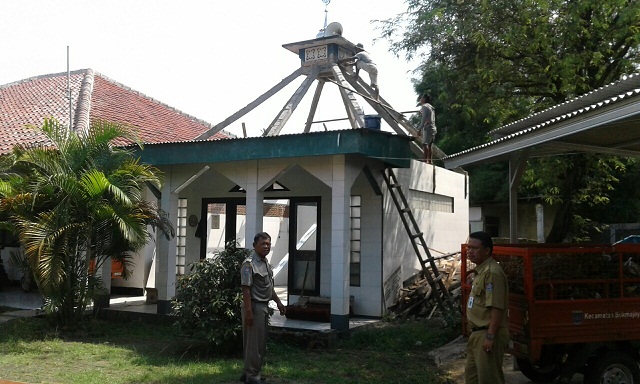 Yahman Setiawan Perbaiki Mushola Kelurahan Sukmajaya