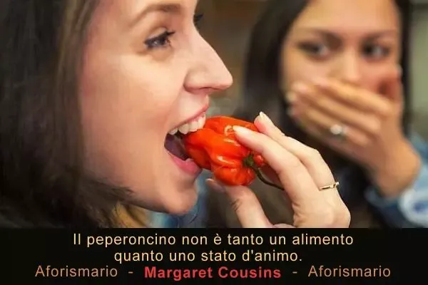 Ragazza morde un peperoncino rosso