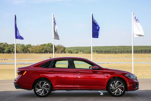 Novo Jetta GLi 2023 - fotos e preços