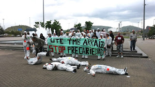 Protesta de obreros de TMB Arraiz en la inauguración de la bienal BIEHM