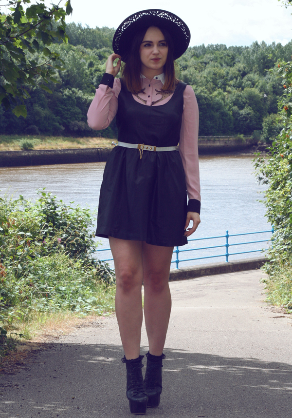 uk fashion style, fashion blog, fashion styling, dahlia cowgirl shirt, lace shirt, leather pinafore, leather dress, large rim woollen hat, vintage woollen hat, vintage white waist belt, vintage photo, style by the water, rachael, poses with roses