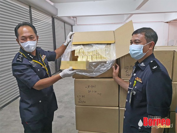 Penampang - Polis rampas arak, rokok bernilai RM1.8 juta di 10 kontena 