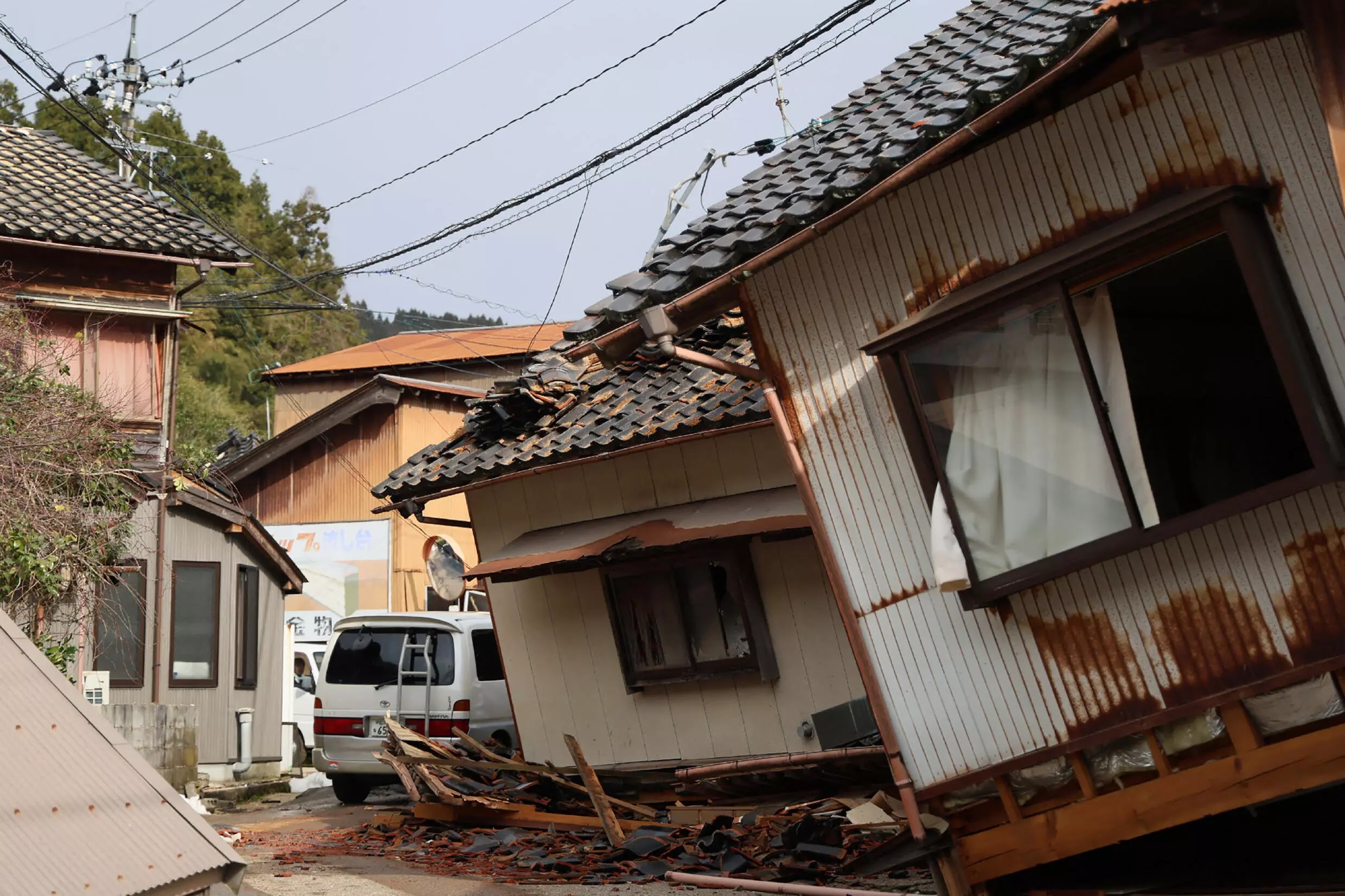 El terremoto en Japón deja decenas de muertos y devastadores daños materiales