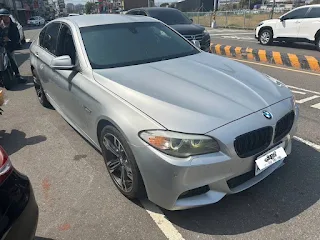 BMW F10 520d 線上估車高價收車成功    上個月有一台BMW 520d 收購成功，這個月也多了一台 BMW 520d!!!    南部林先生這一台比較特殊些 ，因為這台 BMW 520d 是銀色也就是不對色 ，里程更高跑了20萬公里 ，待修的項目也有一些。所以林先生知道這台車幾乎放推狀態，應該很少中古車商願意收購他的愛車 。    多問幾家發現沒什麼車商理他 ，之後終於問到我們 ，我們網路估價估算出一個合理的價格 ，林先生覺得終於有人願意買他的車而且價格還能看，就馬上和我們預約南下估車。    小曾團隊為什麼敢收520d呢? BMW二手老車本來就容易壞 ，BMW柴油車二手更容易壞 ，到底是為什麼呢? 因為我們知道怎麼整理 、客人多 ，加上薄利多銷的概念 ! 所以敢收敢拚敢衝 。要不是車的條件和市場需求不同，不然這台車開起來蠻順暢也好開，回來整理之後就可以賣人了 !!    以下是我們當天估車的照片 ，馬上就現金給林先生把車開走了 !! 超讚 !!謝謝林先生力挺 !!! 如果大家有BMW 520d柴油車需要線上估價、到府估車，我們都可以[快速、準確、高價]的處理您的愛車!!