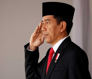 Presiden Indonesia adalah kepala negara sekaligus kepala pemerintahan Indonesia. Sebagai kepala negara, Presiden adalah simbol resmi negara Indonesia di dunia. Seorang Presiden di dalam Negara Republik mempunyai dua tugas dan jabatan, yakni sebagai Kepala Negara dan Kepala Pemerintahan. Begitu pula yang terjadi di Indonesia. Karena Negara Indonesia ini merupakan Negara Kesatuan yang berbentuk Republik, maka Presiden juga memiliki dua fungsi yaitu sebagai Kepala Negara dan Kepala Pemerintahan. Kepala Negara adalah jabatan yang dilaksanakan secara individu maupun kolektif, namun tetap memiliki peranan sebagai ketua atau pemimpin tertinggi dari sebuah Negara.Tanggung jawab Kepala Negara antara lain yaitu memiliki hak politis yang ditetapkan sesuai dengan konstitusi sebuah Negara. Oleh sebab itu, Kepala Negara dapat dibedakan berdasarkan konstitusi yang berbeda-beda di tiap-tiap Negara tertentu di seluruh dunia.    Kepala Pemerintahan adalah pemimpin kabinet atau pemerintah, yang mana harus memastikan berjalannya suatu pemerintahan suatu Negara. Di dalam sistem Presidensiil maupun Monarki, Kepala Pemerintahan biasanya juga menjabat sebagai Kepala Negara yang disebut sebagai Presiden atau Raja. Dalam sistem Parlementer, yang menjabat sebagai Kepala Pemerintahan adalah Perdana Menteri. Dalam menjalankan tugas sebagai Kepala Pemerintahan, Presiden dibantu oleh menteri-menteri dalam kabinet untuk melakukan tugas pemerintahan serta memegang tampu kekuasaan legislatif. Apakah anda bermimpi menjadi presiden? Kira-kira mempunyai arti apa ya? Nah dibawah ini ada ulasan mengenai tafsir mimpi presiden dilengkapi juga angka jitunya.