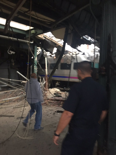 Τουλάχιστον 3 νεκροί και 100 τραυματίες από πρόσκρουση τρένου σε σταθμό του....(ΦΩΤΟ & ΒΙΝΤΕΟ)