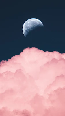 Wallpaper keren full layar gambar bulan dan awan aesthetic