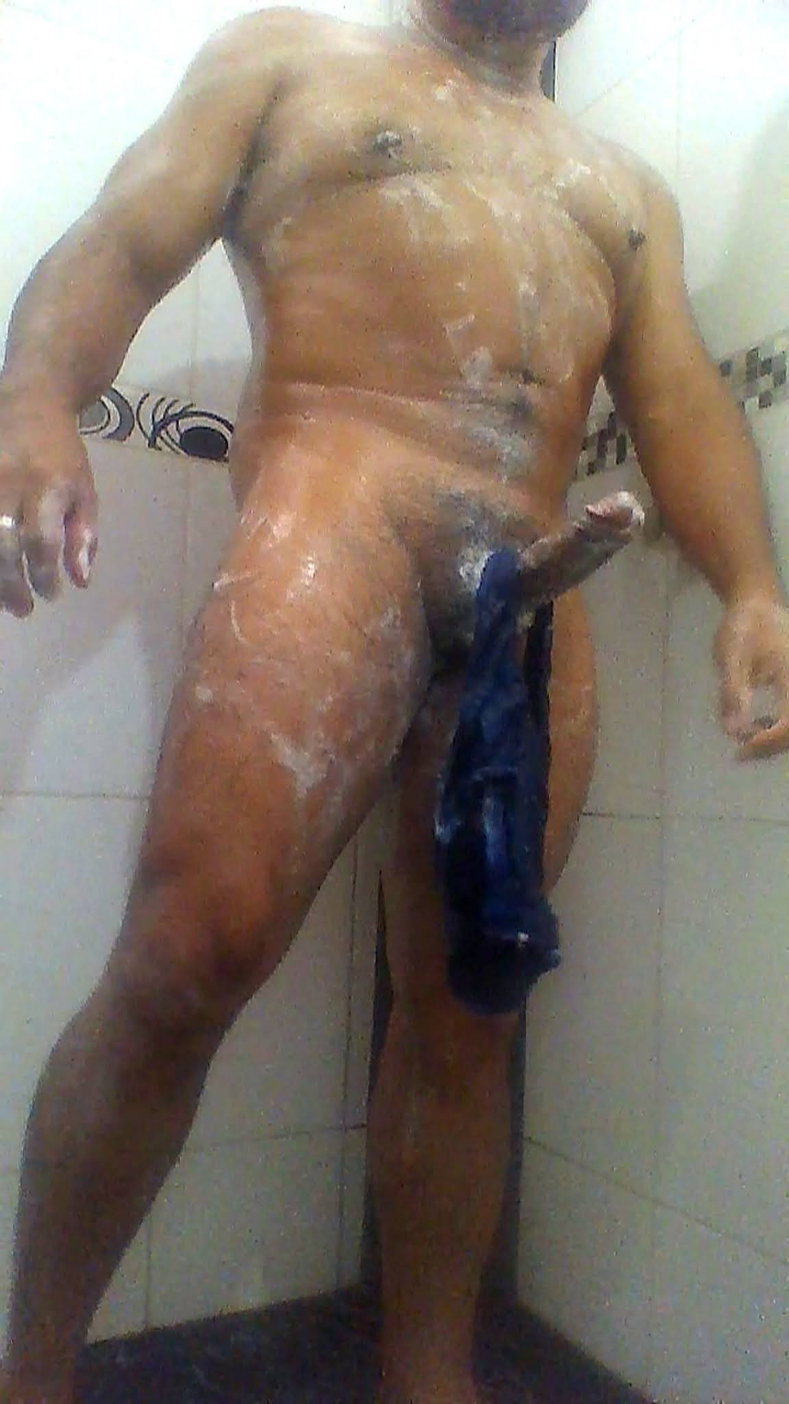 padre desnudos y erecto en la ducha