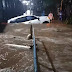  Sebuah mobil yang nekat menerobos genangan banjir di Kampung Kedep, Desa Tlajung UdikTlajung Udik, Kecamatan Gunung Putri, Kabupaten Bogor, Jawa Barat, terseret arus deras