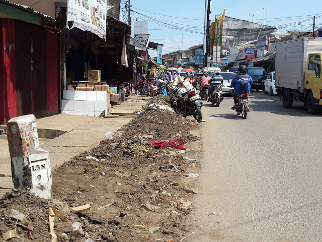 Dampak Kunjungan Bupati Irna, Drainase Pasar Labuan Dibersihkan