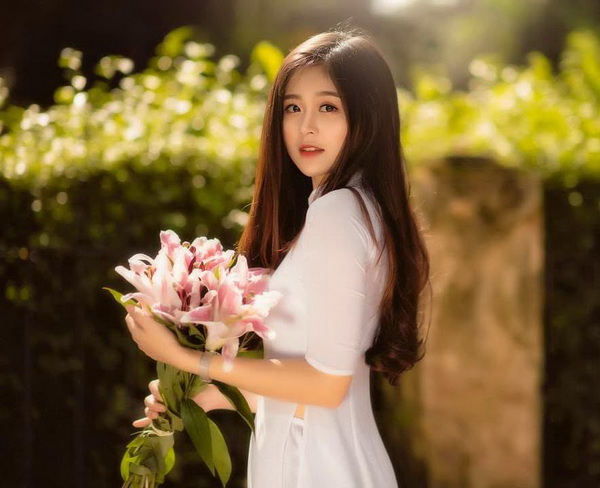 Thiếu nữ áo dài trắng ôm hoa loa kèn