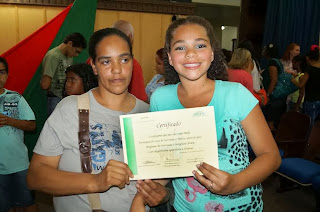  A formanda Sara do Canto Melo comemora a data ao lado de sua mãe Maria da Aparecida