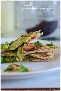 Quesadillas de salmón ahumado, aguacate y queso