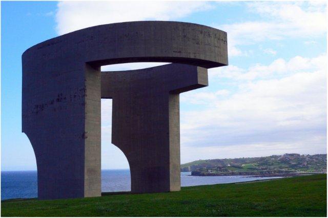 Escultura Elogio del Horizonte en el Cerro de Santa Catalina en Gijon