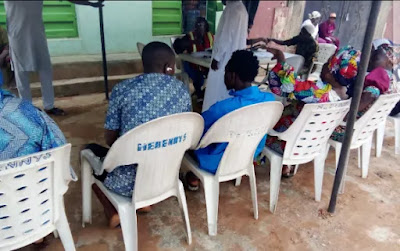 Drama As Voters Wrestle Result Sheet From INEC Supervisory Officer Who Tried To Abscond With Results At Lagos Polling Unit