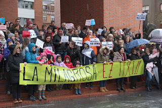 Medio millar de manifestantes protesta por el posible cierre del colegio La Milagrosa