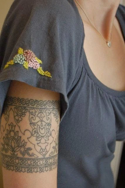 chica con tatuajes pequeños y muy lindos