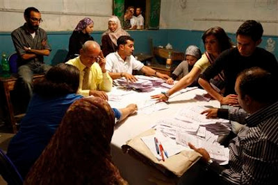 Los resultados parciales de las primeras elecciones presidenciales genuinamente transparentes de Egipto daban una ligera ventaja al candidato de la poderosa Hermandad Musulmana en la contienda de cinco aspirantes