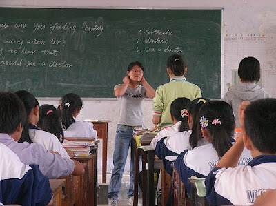 Estudiantes que no saben leer sus propios diplomas.