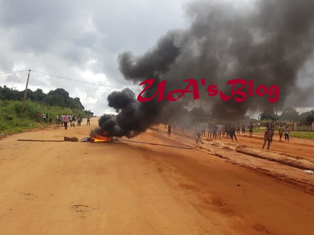 Police Officers Flee As Angry Youths Overrun Station In Anambra (Photos)