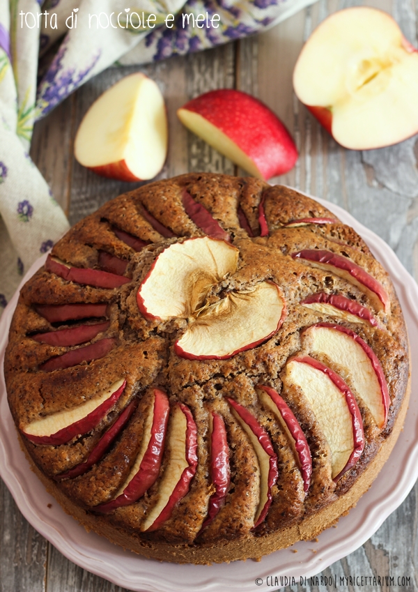 Torta di nocciole e mele speziata