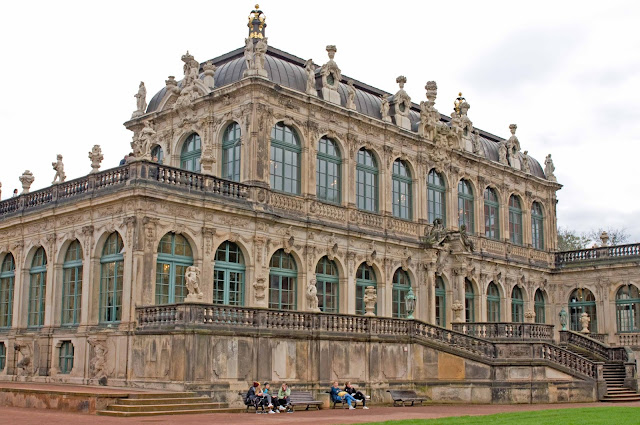 Zwinger widok na barokowy styl, centrum miasta Drezno, zwiedzanie