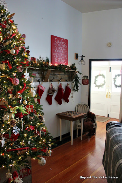 rustic farmhouse, Christmas decor, old schoolhouse, https://goo.gl/xpejCP