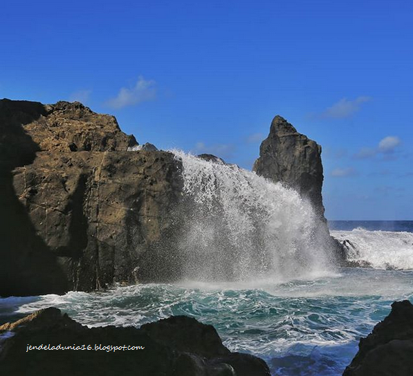 [http://FindWisata.blogspot.com] Pantai Nambung Lombok, Pantai Yang Memiliki Pesona Alam Yang Luar Biasa Dan Air Terjun Yang Berada Di Tengah Pantai