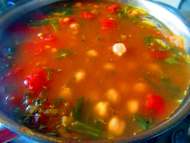 Quinoa, chickpea and spinach soup by Laka kuharica: add chickpeas and cook for 5 minutes