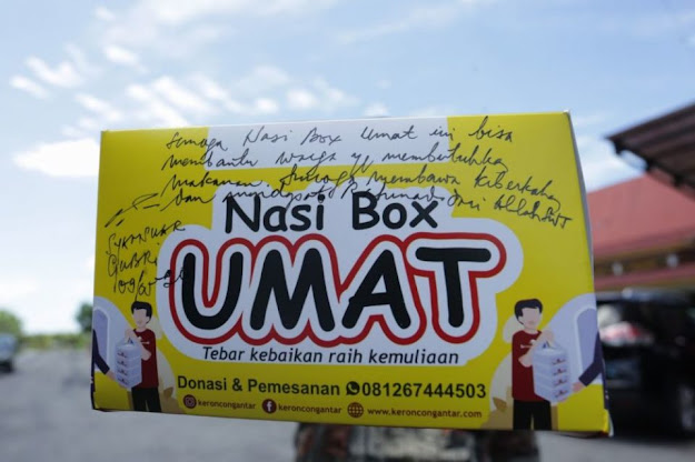 Kotak 'Nasi Box Umat' yang ditulis pesan Gubernur Riau Syamsuar