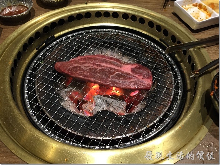 台北南港-乾杯燒烤。最後這塊澳洲和牛牛排SOSO而已，烤了之後沒多就還自動分成兩塊。