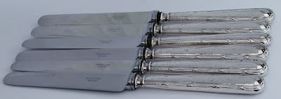 Set six sterling silver handled tea knives in silk & velvet lined case, 1926