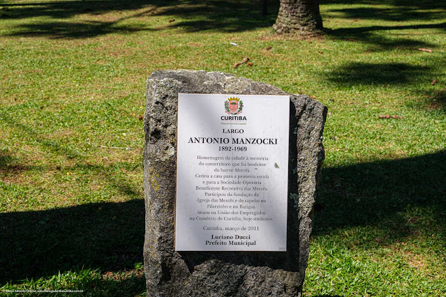 Largo Antonio Manzocki - detalhe de pedra com placa