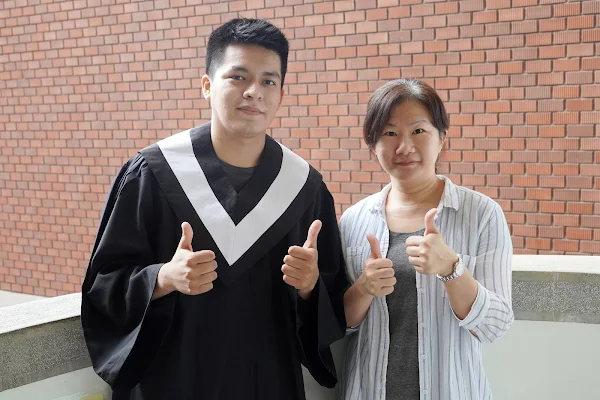 ▲大葉大學玻利維亞學生馬可(左)換上學士服，與黃怡芬主任(右)合影。（記者林明佑翻攝）