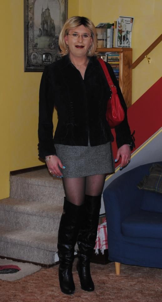 Sexy mature crossdresser wearing a ccute miniskirt, black pantyhose and boots