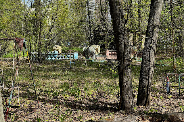 улица Маршала Новикова, дворы, «Детский сад со скульптурами слоников», сад со слонами