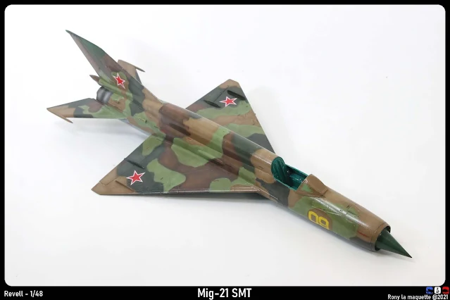 La pose des décalcomanies du Mig-21 SMT de Revell au 1/48.