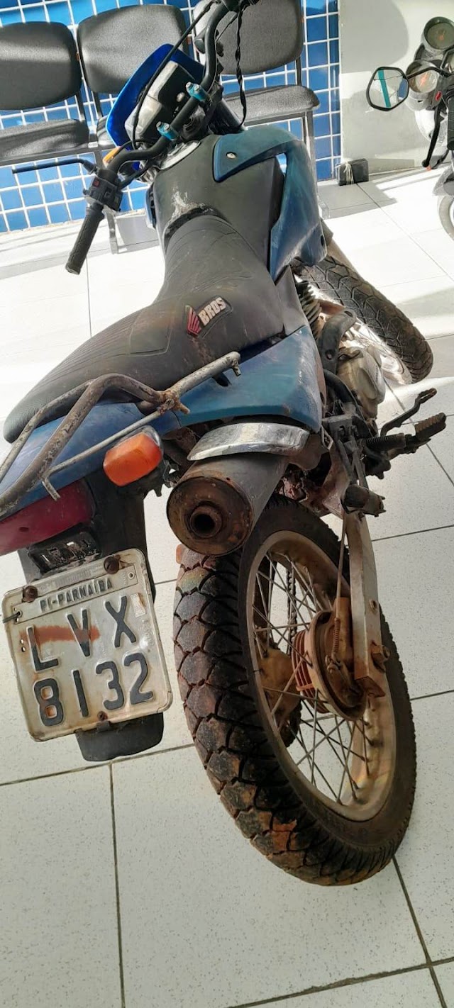 Motocicleta furtada é encontrada pela PRF abandonada na BR-402 em Buriti dos Lopes 