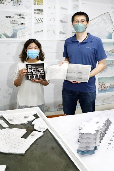 ▲大葉大學空設系顏霈瑜(左)的「重新組構生活」，入圍金點新秀贊助特別獎，感謝羅文佑老師(右)指導。（圖／大葉大學提供）