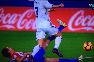 El último derbi en el Calderón - Atlético 0-3 Real Madrid - Estadio Vicente Calderón - el troblogdita - el gastrónomo - Real Madrid - Atlético de Madrid - Cristiano Ronaldo -  Hamburguesa con queso en plato de Star Wars