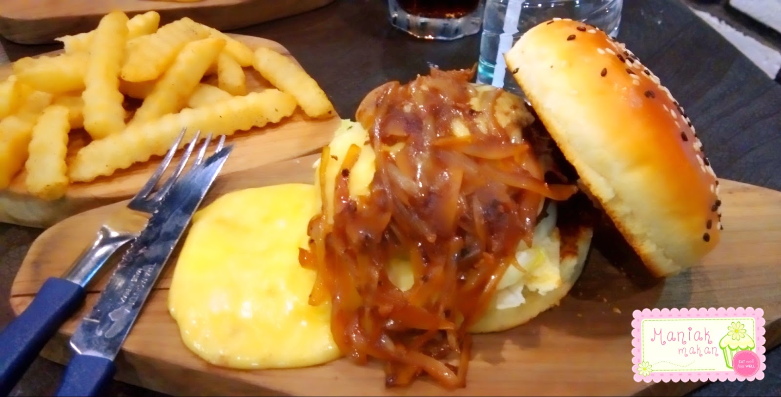  ada beberapa rekomendasi dinner place yang enak buat kalian nih Messy Burger, Solo