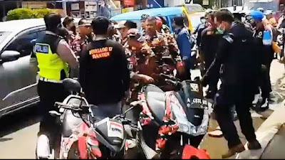 Ormas Tutup Jalan Raya, Personel Polres Serang Kota Tindak Tegas