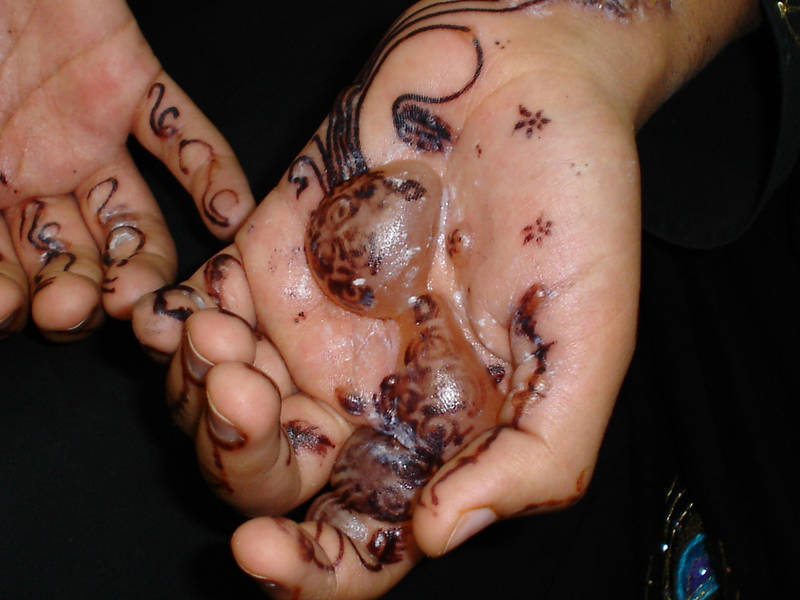 Harmful Effects of Red &amp; Black Mehandi .!! – Virtual ...