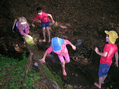 Waldzeit im Kindergarten, am Bach spielen, Waldkindergarten, Naturkindergarten, Waldorfkindergarten