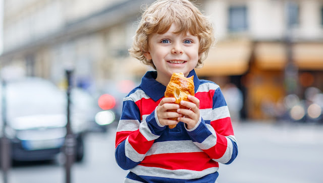 "Bon Appétit" là câu nói thường nghe thấy ở những nước phương Tây, nhất là Mỹ, Pháp hoặc Canada. Khác với itadakimasu thì câu này không phải hướng đến vạn vật chung chung để bày tỏ lòng biết ơn, mà là hướng đến một ai đó đang sắp ăn gì đấy. "Bon Appétit" có nghĩa là "khẩu vị tốt", có ý nghĩa chúc người sắp ăn có thể tận hưởng món ăn một cách triệt để nhất. 