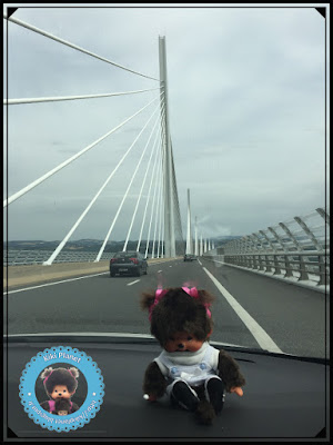 Diana la Monchhichi traverse le Viaduc de Millau