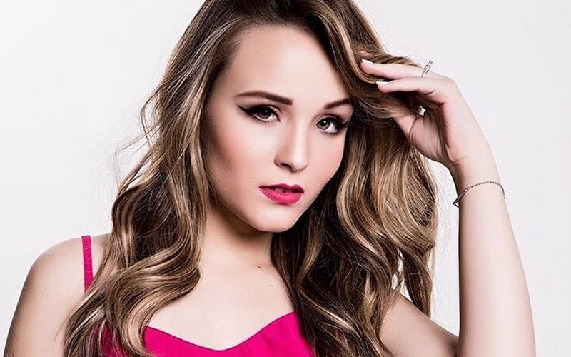 Mundo dos Famosos: Biografia de Larissa Manoela