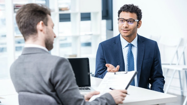 Due uomini a un colloquio di lavoro